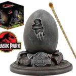 Συλλεκτικό Σετ JurassicPark 30th Anniversary – Velociraptor Egg Statue & John Hammond Cane