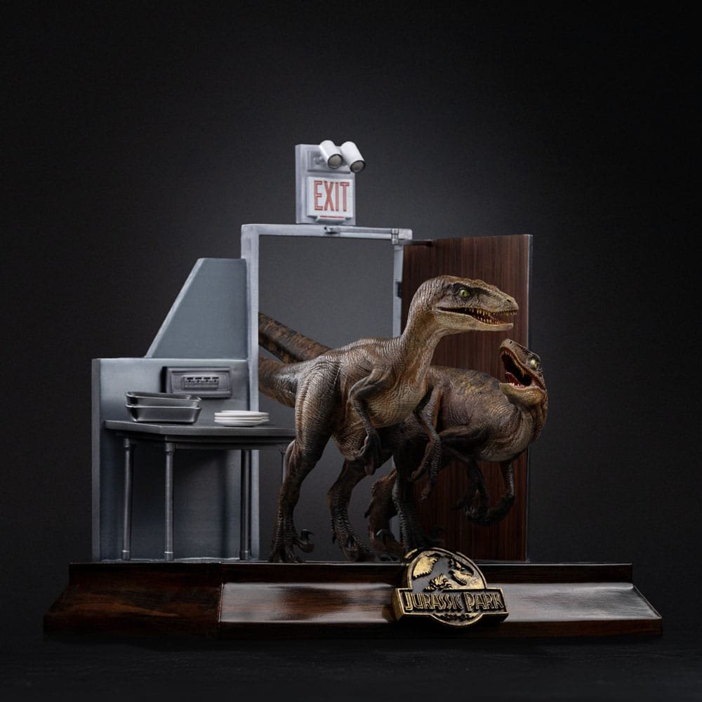 x_is33526_a Άγαλμα Jurassic Park – Raptors at the Kitchen’s Door 28 cm - Image 1